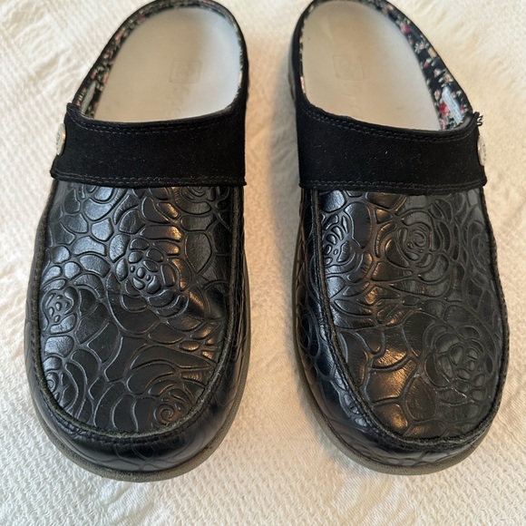 Black Embossed Leather  Women's Slip-On Shoes - Picture 1 of 5
